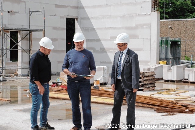 Architekt Raoul Strutz von der Firma Hindahl, Oliver Grüttner und Jörn Wedemeier während eines Besprechungstermins auf der Baustelle (v.l.).