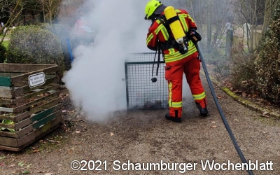 Abfallcontainer auf Friedhof brennt