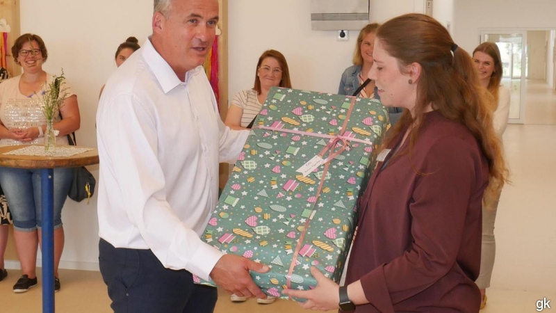 Mit Geschenken für die Kinder und Erzieherinnen, wünschte Mike Schmidt der Einrichtung alles Gute.