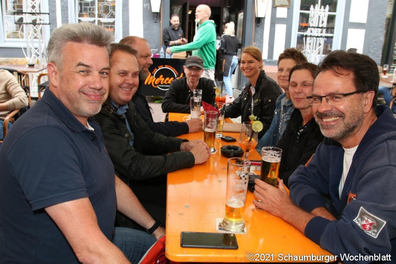 Die Gäste genießen einen stimmungsvollen Abend beim ersten „Sundowner“ in 2021.