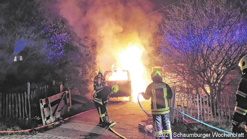 Das Fahrzeug stand beim Eintreffen der Feuerwehr Pohle bereits in Vollbrand