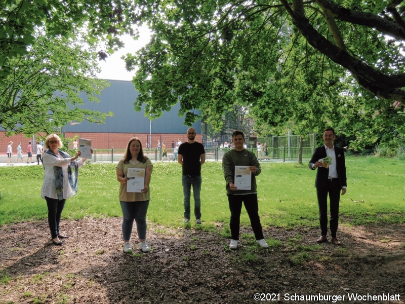 Schulleiterin Heike Bode-Vogt (v.li.), Amy Bauer, Fachbereichsleiter AWT Andreas Dmitriew, Finn Kämpfer freuen sich über die Auszeichnungen und Preisgelder, die Tobias Kranz, Private Banking Betreuer der Volksbank Hameln-Stadthagen, mitgebracht hat.