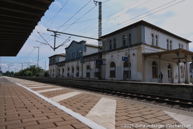 Im September und Oktober wird die Bahn einen Gittermast am Bahnhof installieren.