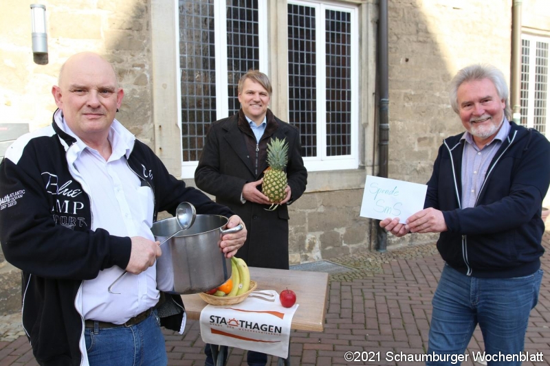 Ratskellerwirt Oliver Sieloff (v. li.) legt im März mit Kelle und Löffel los, um täglich Bedürftige mit einer kostenlosen, warmen Mahlzeit zu versorgen. Bürgermeister Oliver Theiß und der SMS-Vorsitzende Detlef Schröter übergeben Spenden zur Finanzierung