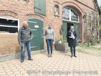 Die Bundestagsabgeordnete Marja-Liisa Völlers (rechts) gemeinsam mit Svenjana Hesterberg (Mitte) und Joachim Schwidlinski, Bürgermeister von Wölpinghausen (rechts).