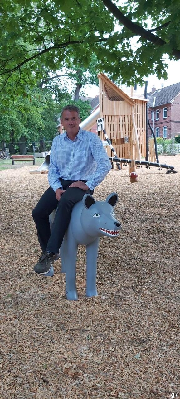 Mike Schmidt freut sich über die Märchenfiguren auf dem Kurplatzspielplatz.