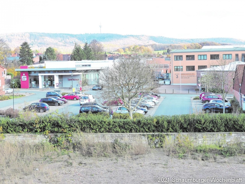 Noch reihen sich auf dem Lauenauer Marktplatz parkende Autos. Dieser Bereich und angrenzende Flächen ist für den Edeka-Neubau vorgesehen.