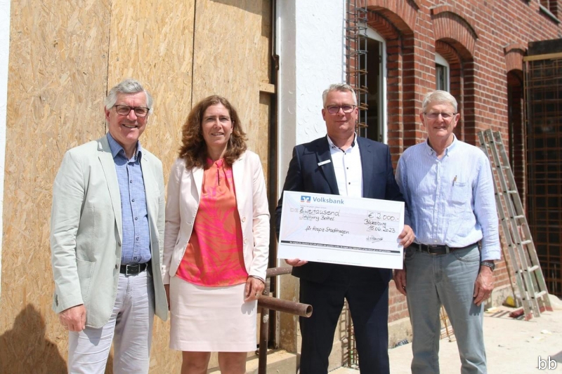 Axel Rinne, Vorsitzender der Stiftung Krankenhaus Bethel, Anja Bracht, Vorstand Volksbank in Schaumburg und Nienburg,, Alexander Zuschlag, Volksbank-Regionalleiter und Projektberater Bernd Hellmann bei der Übergabe des Spendenschecks für das Hospiz.