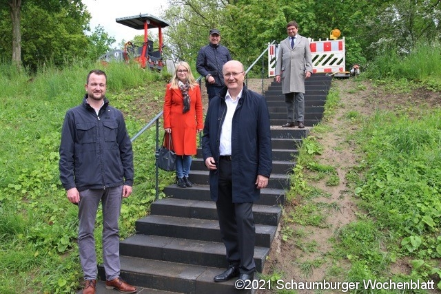 Der Landtagsabgeordnete Karsten Becker (vorne rechts) macht sich ein Eindruck von dem Burgparkgelände in Rodenberg unter Führung des Kämmerers Martin Schellhaus, der stellv. Bürgermeisterin Anja Niedenzu, Bürgermeister Ralf Sassmann und Stadtdirektor Geor