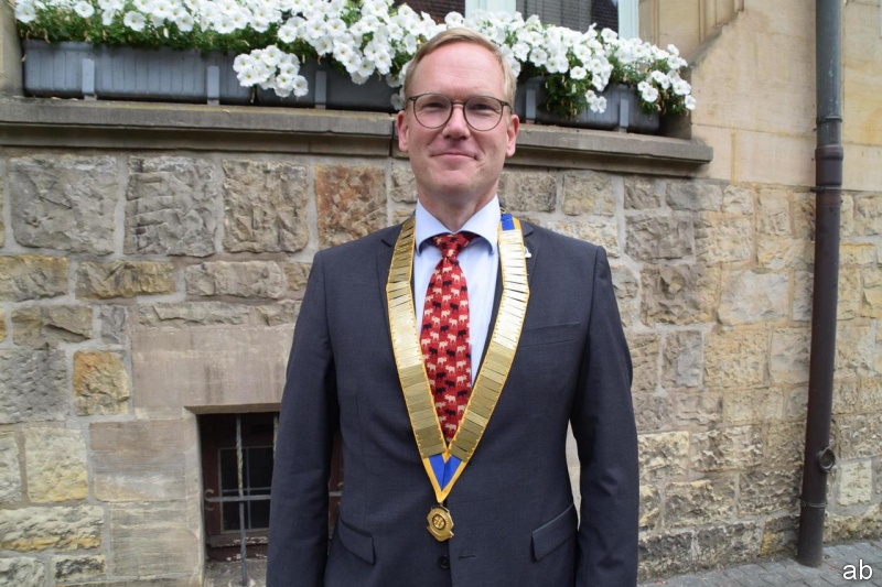 Der neue Präsident des Rotary Club Bückeburg vor dem Clublokal.