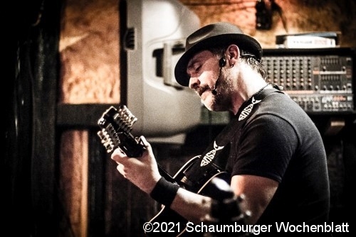 Jez King wird mit seinem breitgefächerten Repertoire an Coversongs für Stimmung sorgen.