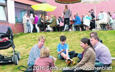 Gläubige bei Zaubershow und Kräuterquiz