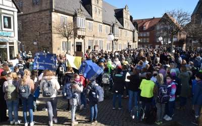 Schülerinnen und Schüler des Ratsgymnasiums demonstrieren für den Frieden