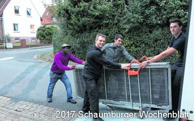 König empfängt Hilfsgüter