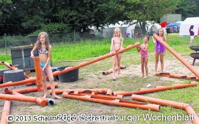 Riesiger Spaß auf der Wasserrutsche
