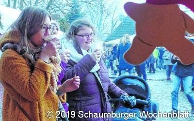 Adventlicher Trubel auf dem Kirchplatz
