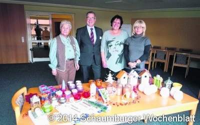 Dekorative Sachspenden an Pflegeheim übergeben
