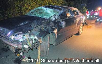 Auto landet auf dem Fahrzeugdach