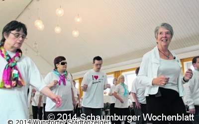 Aufstehen, aufeinander zugehen