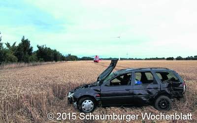 Pkw landet in einem Kornfeld