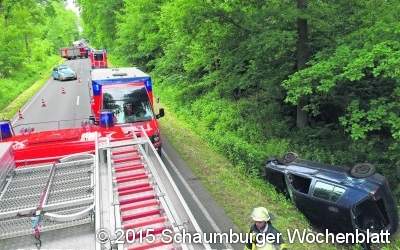 Auto landet im Graben