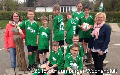 Kind   er kicken in neuen Trikots