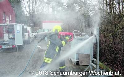 Feuer mit Hochdruck durch die Wand bekämpfen