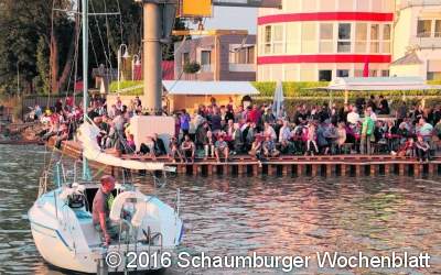 25 000 Menschen aus der Region und darüber hinaus sehen ein Super-Feuerwerk am Meer