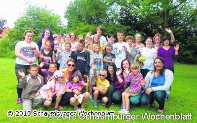 Kinderlachen zwischen Seifenlauge und Obstspießen