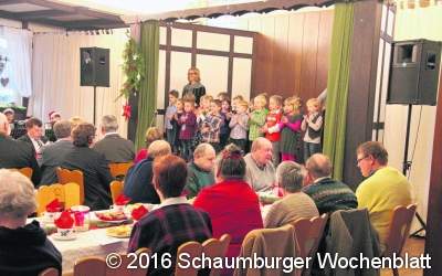 Vorschulkinder tragen Gedicht auf plattdeutsch vor