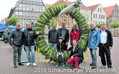 Der Maibaum steht schon auf dem Marktplatz