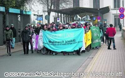 Demonstranten ziehen durch die Innenstadt