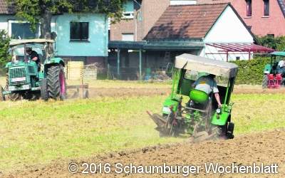 Auch die alte Schlepper pflügen tiefe Furchen