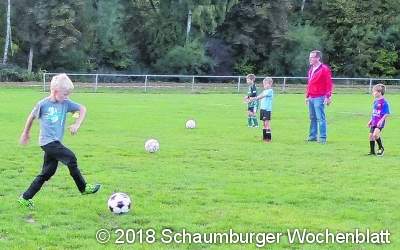 Viele junge Fußballspieler müssen einen eigenen Betreuer haben