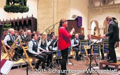 Voller Begeisterung auf den Stühlen hopsen