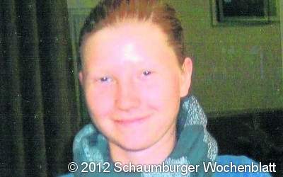 Junge Frau erhält Benzin für Blut