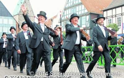Zylinder und Holzgewehr kommen aus dem Schrank