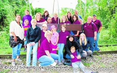 Auf der Draisine legen von zwölf vier Hand an