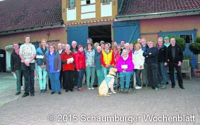 Helfer übergeben Spenden