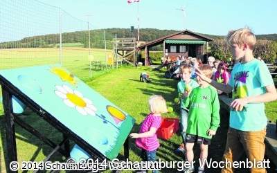 20 Drachen schweben über Modell-Flugplatz