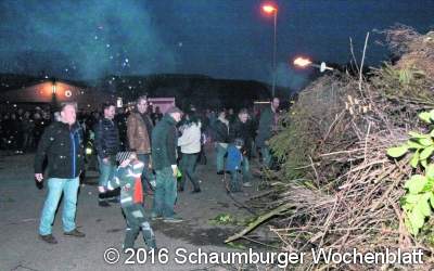 Kinder entzünden das Osterfeuer