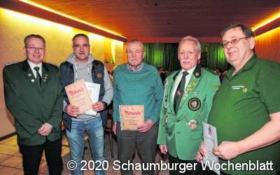 Armin Hankel erhält Kreisverdienstnadel
