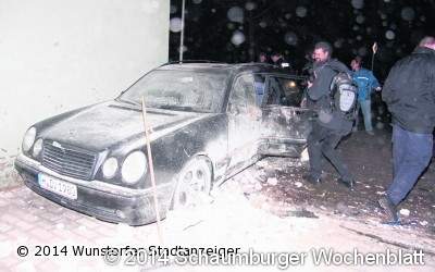 19-Jährige rast mit Auto in ein Wohnhaus