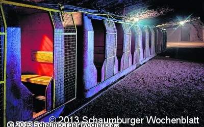 Familien im Bergwerk auf Entdeckungstour