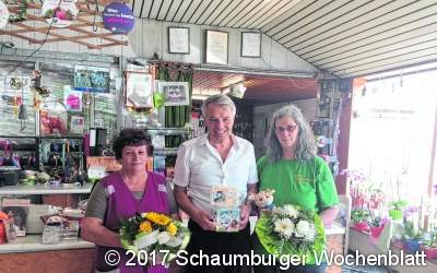 Blumen Roy und Team sammeln