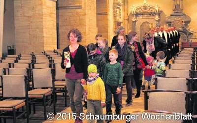 Vor dem Altar wartet der Nikolaus