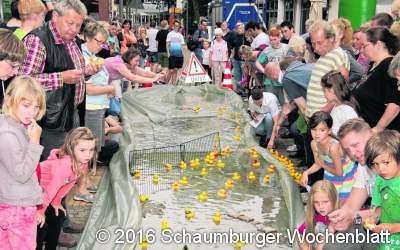 Hunderte kleine Gummienten schwimmen gemütlich ins Ziel