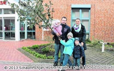 Mariella bekommt einen Apfelbaum