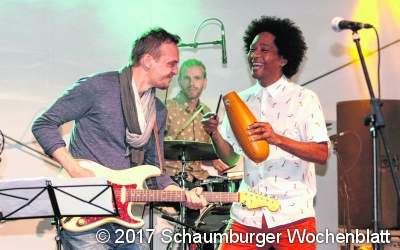 Salsa-Drehungen unterm Regenschirm