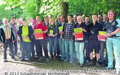 Gesunde Kerle bewegen sich vom Sofa runter